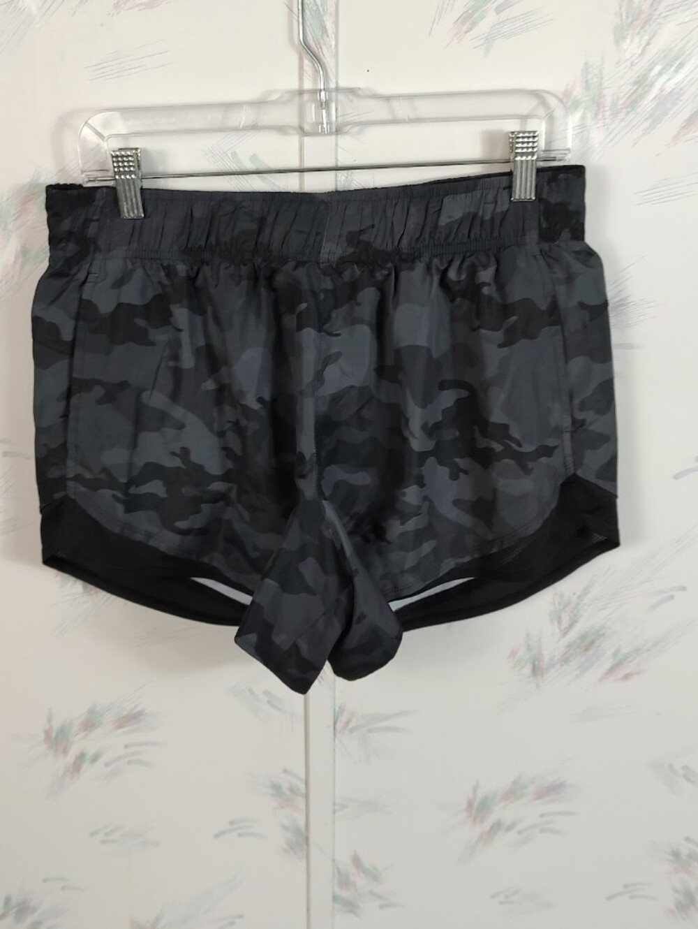 Athletic Works Women's Camo Print Shorts Large